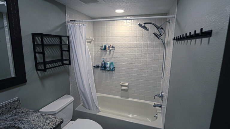 Shower/tub combo in 2nd bathroom